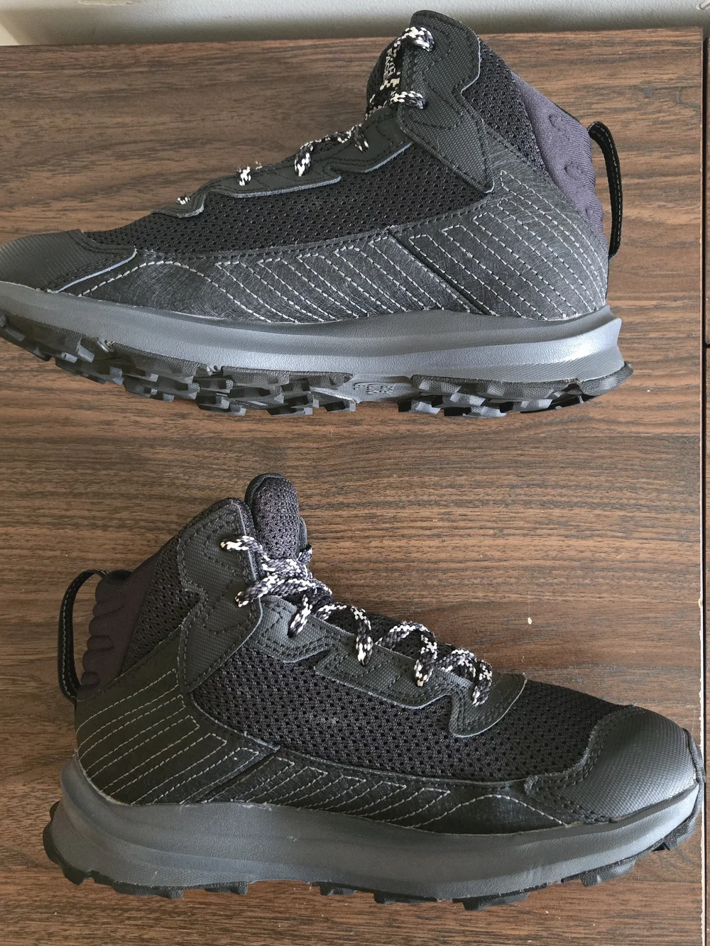 The North Face Youth Fastpack Hiker Mid Waterproof Boots Youth Size 4 Black